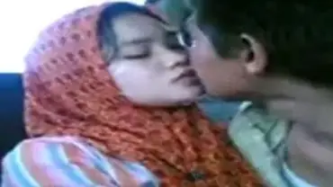 Ukhti Hijab Cantik Pasrah Di Kamar Tidur Kasur